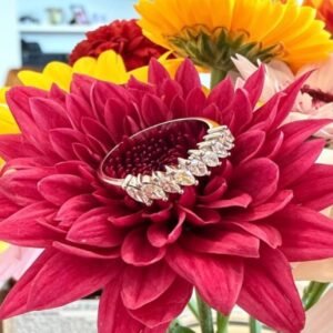 1/2  Aliança ouro branco com 2 peças entrelaçadas, com diamantes e onix de 1 ponto