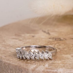1/2 Aliança ouro branco com 9 diamantes lapidação navete de 14 pontos