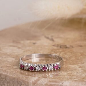 1/2 Aliança ouro branco com 4 rubis , 4 diamantes de 2.5 mm